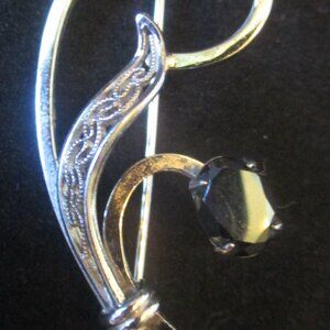 Vintage Unbranded Silver Tone w/Black Glass Stone Swirl Brooch/Pin 1.5" x 0.5"